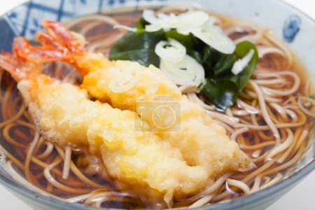 Téléchargez les photos : Japanese food, udon noodles with tempura shrimps and seaweed - en image libre de droit
