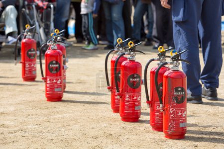 Foto de Personas con extintores en la ciudad en el fondo - Imagen libre de derechos