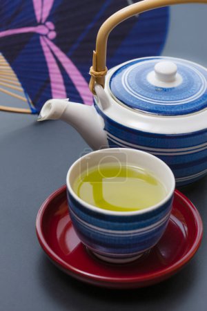 Téléchargez les photos : Thé matcha et théière, concept de cérémonie du thé - en image libre de droit