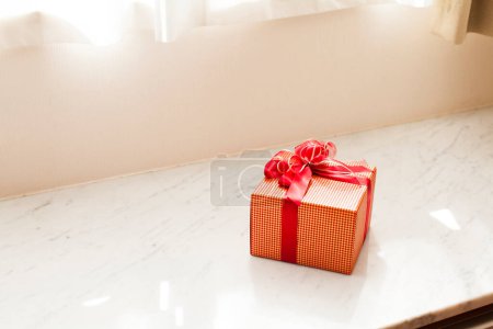 Foto de Caja de regalo con cinta en el fondo - Imagen libre de derechos