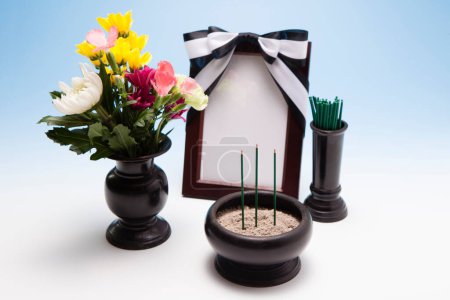 Téléchargez les photos : Modèle de cadre funéraire, fleurs et coutume japonaise d'éclairage bâtons d'encens - en image libre de droit