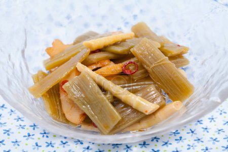 Téléchargez les photos : Nourriture traditionnelle japonaise Tsukemono, légumes en conserve, généralement marinés dans du sel, de la saumure ou un lit de son de riz - en image libre de droit