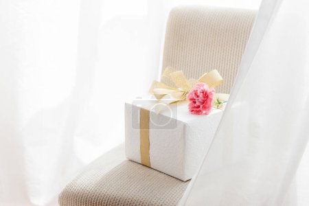 Foto de Caja de regalo con flor rosa en el fondo, de cerca - Imagen libre de derechos