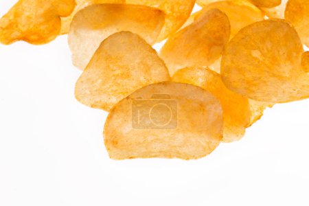 Téléchargez les photos : Chips frites croustillantes isolées sur un fond blanc. - en image libre de droit