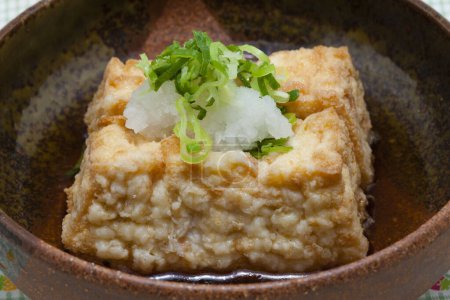 Foto de Comida japonesa, tofu frito a la parrilla en un tazón - Imagen libre de derechos
