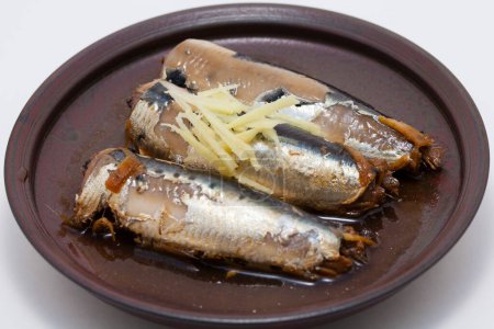 Foto de Primer plano del plato con sardinas enlatadas y especias - Imagen libre de derechos