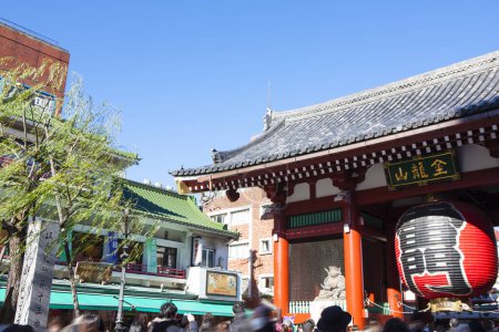 Téléchargez les photos : Une foule dense dans un ancien sanctuaire japonais pendant des vacances festives - en image libre de droit