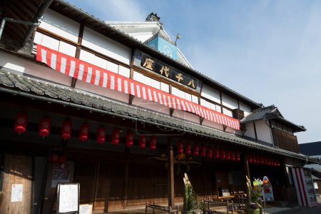 Téléchargez les photos : Yachiyoza, une maison de jeux en bois désignée bien culturel d'importance nationale, visitée dans la ville de Yamaga, préfecture de Kumamoto, Japon - en image libre de droit
