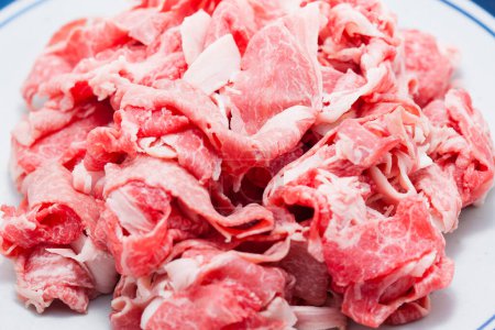 Téléchargez les photos : Morceaux de viande crue sur assiette - en image libre de droit