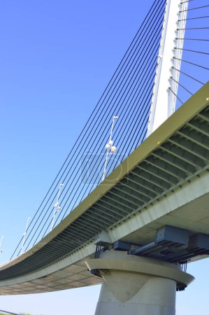 Foto de Katsushika Harp Bridge contra el cielo azul sin nubes en Tokio, Japón - Imagen libre de derechos