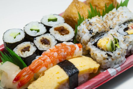 Téléchargez les photos : Ensemble avec des rouleaux de sushi, cuisine japonaise - en image libre de droit