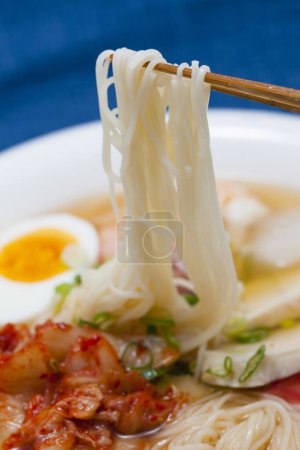 Téléchargez les photos : Nouilles au kimchi, oeuf, crevettes et viande - en image libre de droit