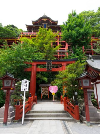 Foto de Escena tranquila de un venerado y antiguo santuario japonés - Imagen libre de derechos