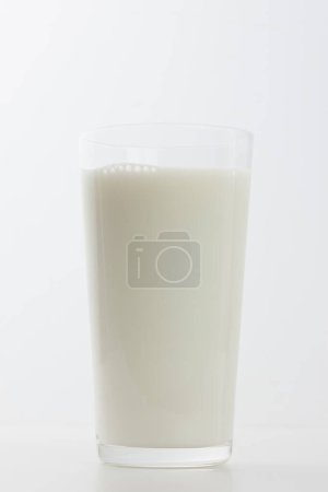 Téléchargez les photos : Un verre de lait sur fond blanc - en image libre de droit