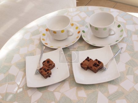 Foto de Dos tazas de café y galletas en platos blancos - Imagen libre de derechos