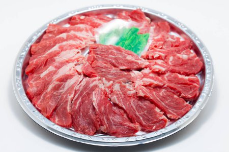 Foto de Trozos de carne cruda en plato - Imagen libre de derechos