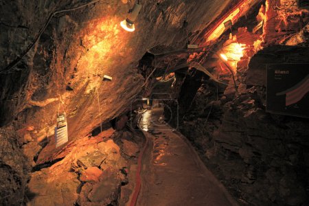 Téléchargez les photos : Belle grotte avec lumière bleue, fond nature - en image libre de droit