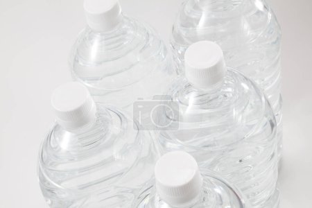 Téléchargez les photos : Bouteilles en plastique avec de l'eau sur fond blanc. - en image libre de droit