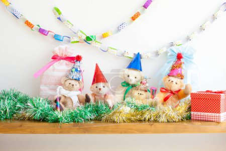 Foto de Juguetes de Navidad en el interior festivo, osos de peluche en sombreros de Navidad - Imagen libre de derechos