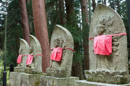 Estatuas de piedra Jizo buddha en el templo Hasedera en Kamakura, Japón