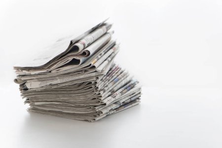 Foto de Pila de periódicos aislados sobre fondo blanco - Imagen libre de derechos