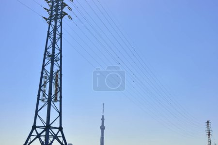 Téléchargez les photos : Lignes électriques à haute tension contre le ciel bleu - en image libre de droit