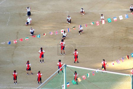 Téléchargez les photos : Les enfants japonais à l "école primaire sport day au Japon - en image libre de droit