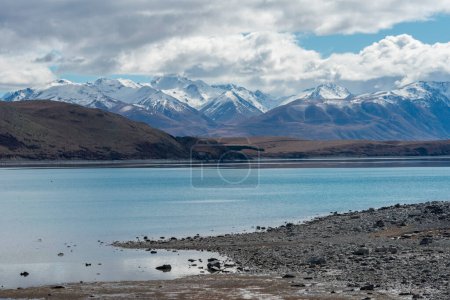 Téléchargez les photos : Vue sur le lac dans les montagnes - en image libre de droit