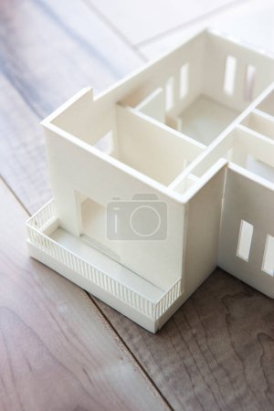 Téléchargez les photos : Gros plan du modèle de maison en plastique blanc - en image libre de droit