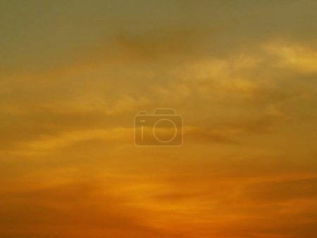 Foto de Hermoso cielo brillante atardecer con nubes - Imagen libre de derechos