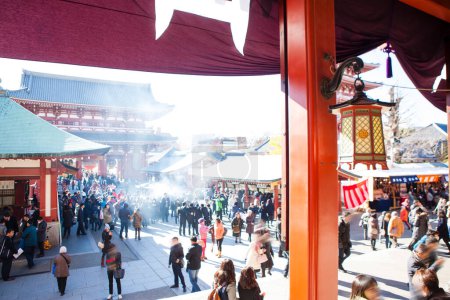 Téléchargez les photos : Foule de visiteurs à l'ancien sanctuaire japonais pendant les vacances - en image libre de droit