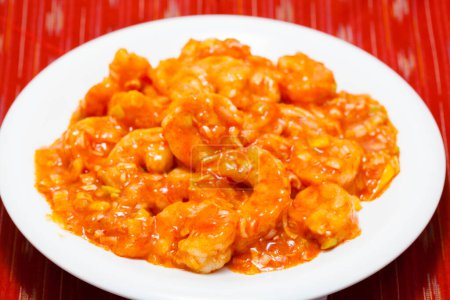 Téléchargez les photos : Vue rapprochée de délicieuses crevettes épicées en sauce chili sur assiette - en image libre de droit