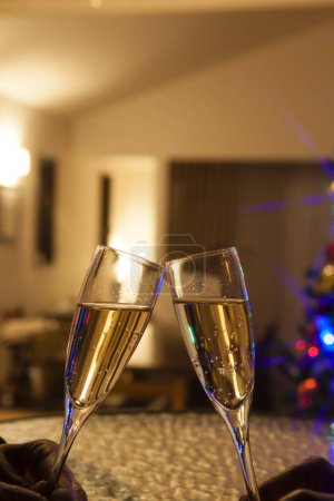 Téléchargez les photos : Vue rapprochée de personnes cliquetis verres de champagne sur fond de Noël - en image libre de droit