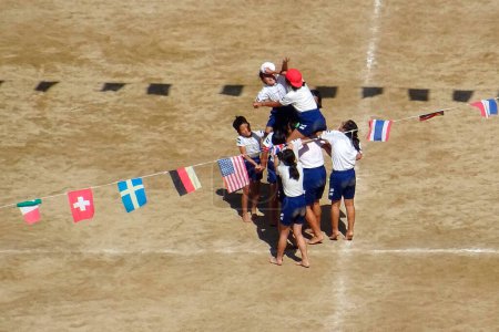 Téléchargez les photos : Les enfants lors de la journée sportive à l'école primaire au Japon - en image libre de droit