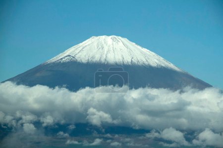 Téléchargez les photos : Montagne enneigée sous un ciel nuageux, vue de jour - en image libre de droit