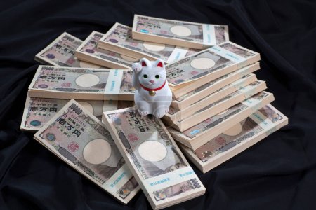 Téléchargez les photos : Billets en yen japonais et chat Maneki-neko, symbole de chance et de richesse - en image libre de droit