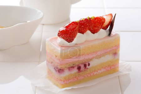 Téléchargez les photos : Vue rapprochée du délicieux dessert aux fraises aux baies - en image libre de droit