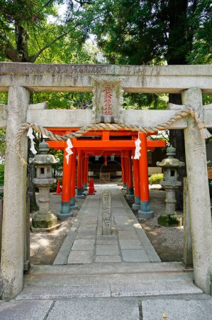 Téléchargez les photos : Plan pittoresque de belles anciennes portes du sanctuaire japonais - en image libre de droit