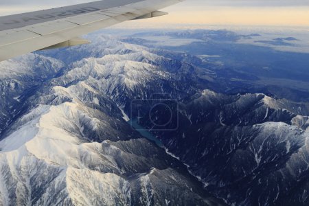 Foto de Vista aérea desde la ventana del avión, hermoso paisaje de montaña - Imagen libre de derechos
