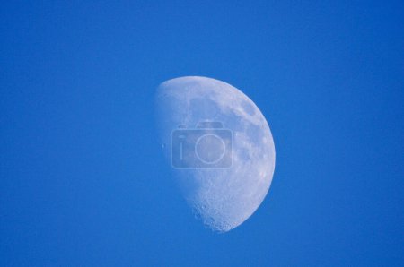 Foto de Luna y cielo azul - Imagen libre de derechos
