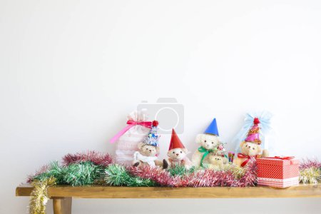 Foto de Juguetes de Navidad en el interior festivo, osos de peluche en sombreros de Navidad - Imagen libre de derechos