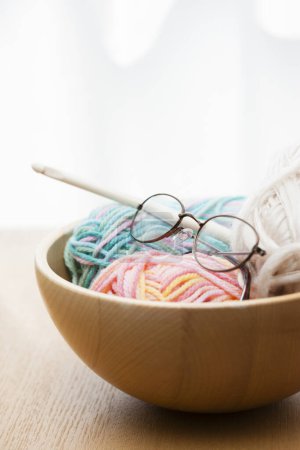 Téléchargez les photos : Fils à tricoter et aiguilles à tricoter dans un bol en bois - en image libre de droit
