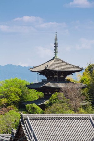 pagoda tradicional de madera en el templo Hasedera, Nara, Japón