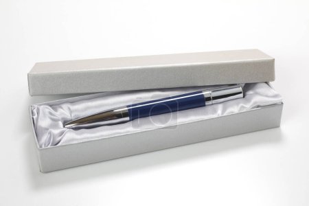 Téléchargez les photos : Un stylo dans une boîte sur une surface blanche - en image libre de droit