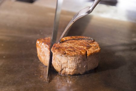 Téléchargez les photos : Steak grillé tranché sur une planche à découper - en image libre de droit