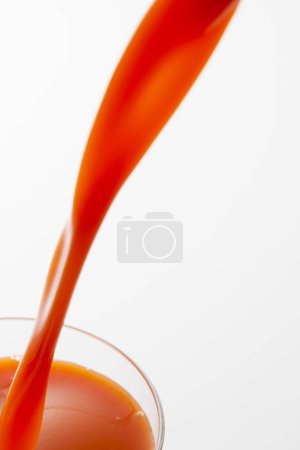 Téléchargez les photos : Un verre de jus de tomate rouge sur fond, gros plan - en image libre de droit