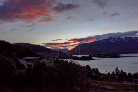 Téléchargez les photos : Coucher de soleil sur le lac et les montagnes - en image libre de droit