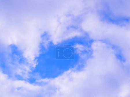 Téléchargez les photos : Nuages blancs dans le ciel bleu, vue de jour - en image libre de droit
