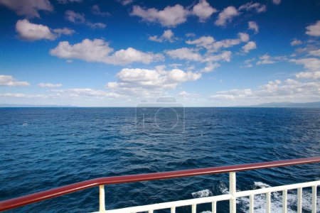 Téléchargez les photos : Vue d'un bateau de croisière depuis l'océan - en image libre de droit