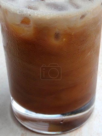Téléchargez les photos : Vue rapprochée des boissons froides avec glaçons en verre - en image libre de droit
